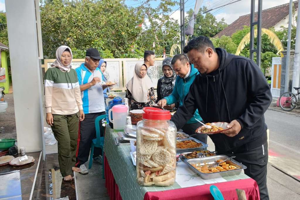 Jumat Berkah, Dasa Wisma Tapak Dara Dan Kwt Dewi Sri Berbagi Makanan Gratis