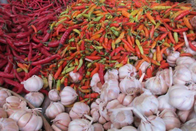 
					Cabai merah dan bawang putih 