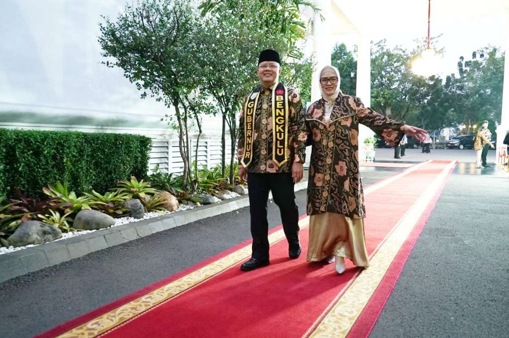 Hari Batik Nasional, Gubernur Bengkulu Kenakan Kain Besurek Di Istana Merdeka