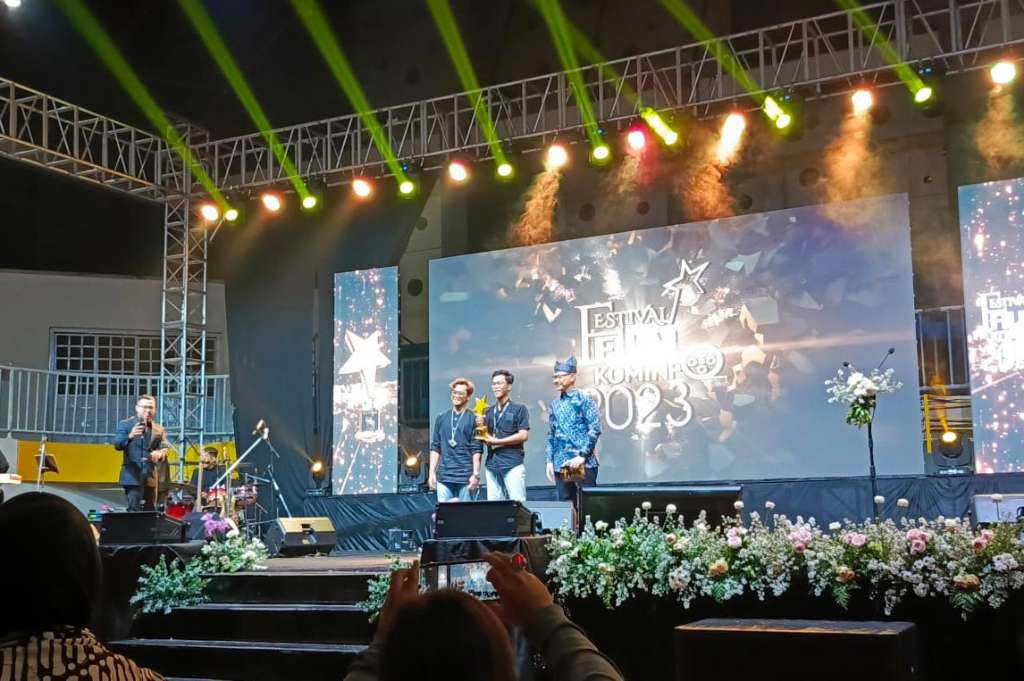 Pj Wali Kota Batu, Aries Agung Paewai Saat Menyerahkan Penghargaan Piala Ffk 2023 Untuk Pemenangan Film Terbaik Kategori Umum.