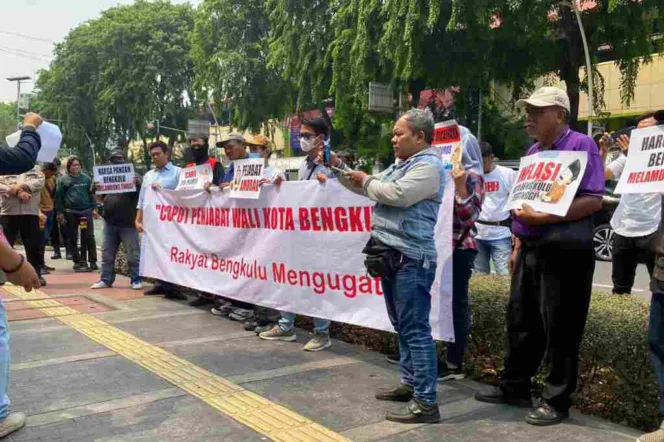 
					Sejumlah massa menamakan diri RBB melakukan aksi unjuk rasa di depan kantor Inspektorat Kementrian Dalam Negeri di Jakarta, Rabu, (1/11/23). Massa menuntut Mendagri copot Pj Walikota Bengkulu