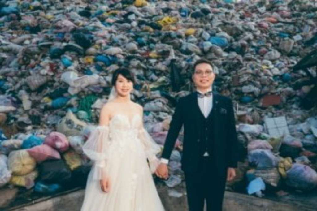 Unik, Pasangan Pengantin Taiwan Pilih Foto Di Depan Tumpukan Sampah