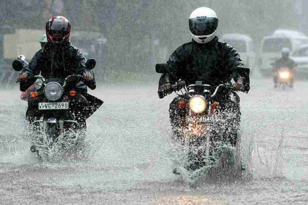 Tips Gaya Stylish Dan Aman Menghadapi Musim Hujan Saat Naik Motor
