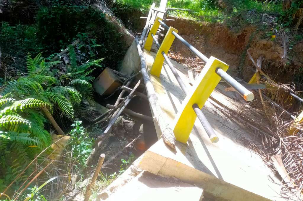 Jembatan Penghubung Di Desa Talang Rio Ambruk, Warga Tuntut Penanganan Serius