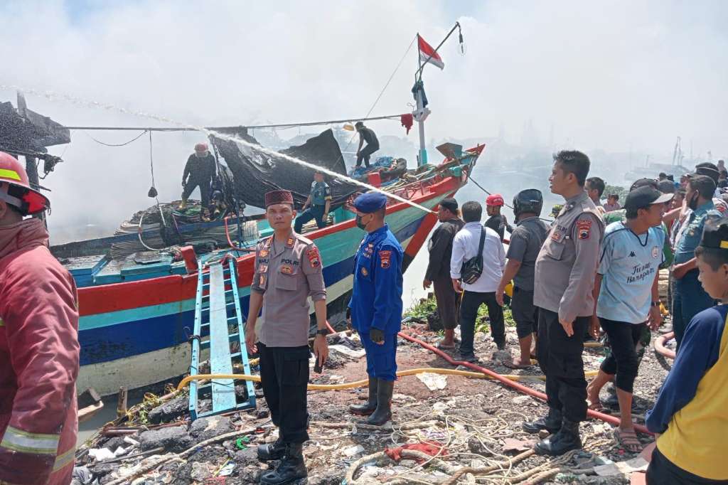 Kapal Nelayan Terbakar Di Brebes, Polisi Dan Tim Damkar Segera Bertindak