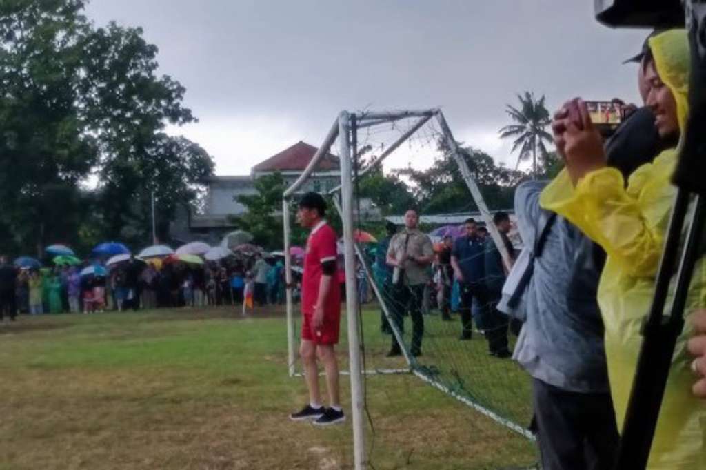 Diguyur Hujan, Presiden Jokowi Asik Bermain Bola Di Lapangan Gamplong
