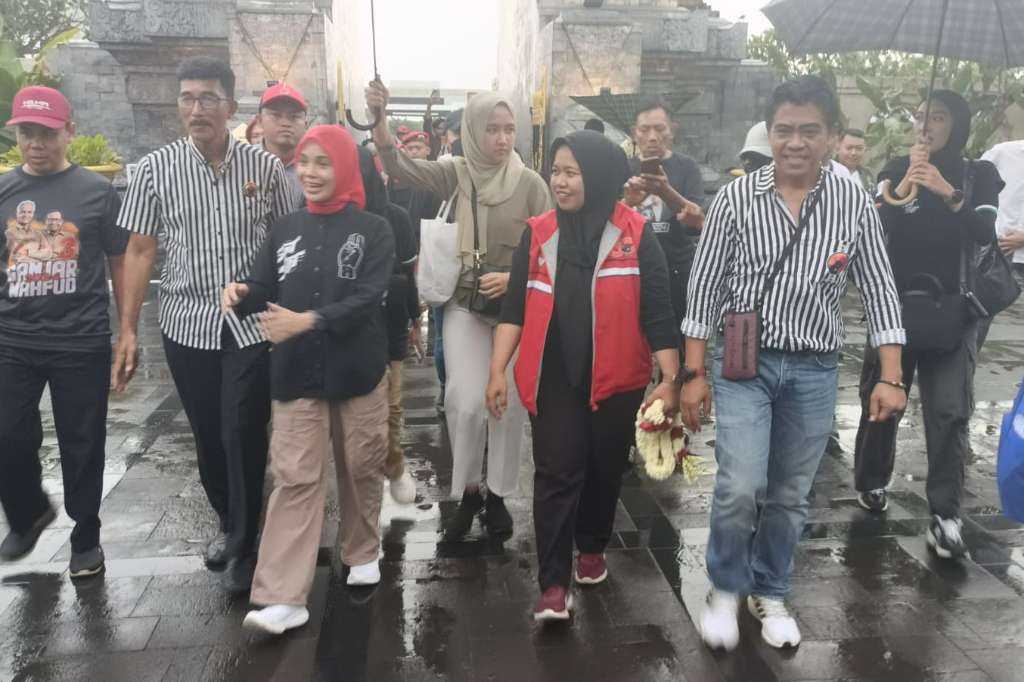 Sekretaris Dpc Pdip Blitar Sambut Kunjungan Siti Atikoh Suprianti Ke Makam Bung Karno