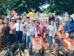 Jonaidi Bersama Kadis Tphp Provinsi Bengkulu Berikan Bantuan Alsintan Gratis