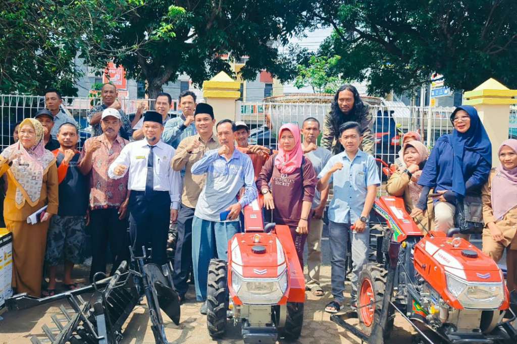 Jonaidi Bersama Kadis Tphp Provinsi Bengkulu Berikan Bantuan Alsintan Gratis