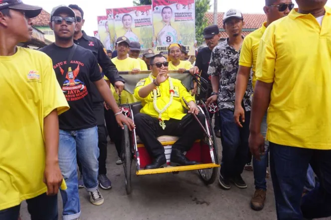 
					Pamor Wicaksono, caleg Partai Golkar saat memimpin kelompok relawan