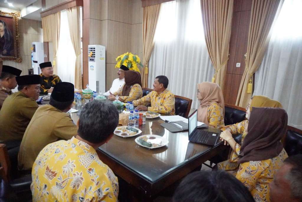 Gubernur Bengkulu, Rohidin Mersyah, Menerima Audiensi Dari Fakultas Ekonomi Universitas Muhammadiyah Bengkulu (Umb) Di Ruang Kerja Gubernur.