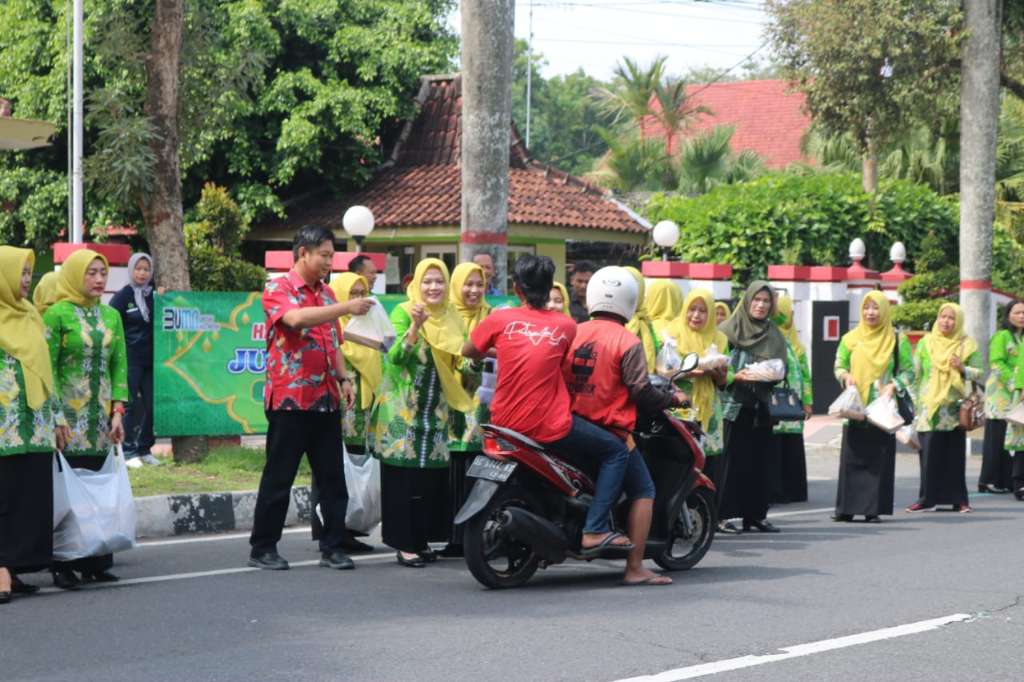 Perhutani Kph Blitar Gelar Program Jumat Berkah, Berbagi Dengan Masyarakat