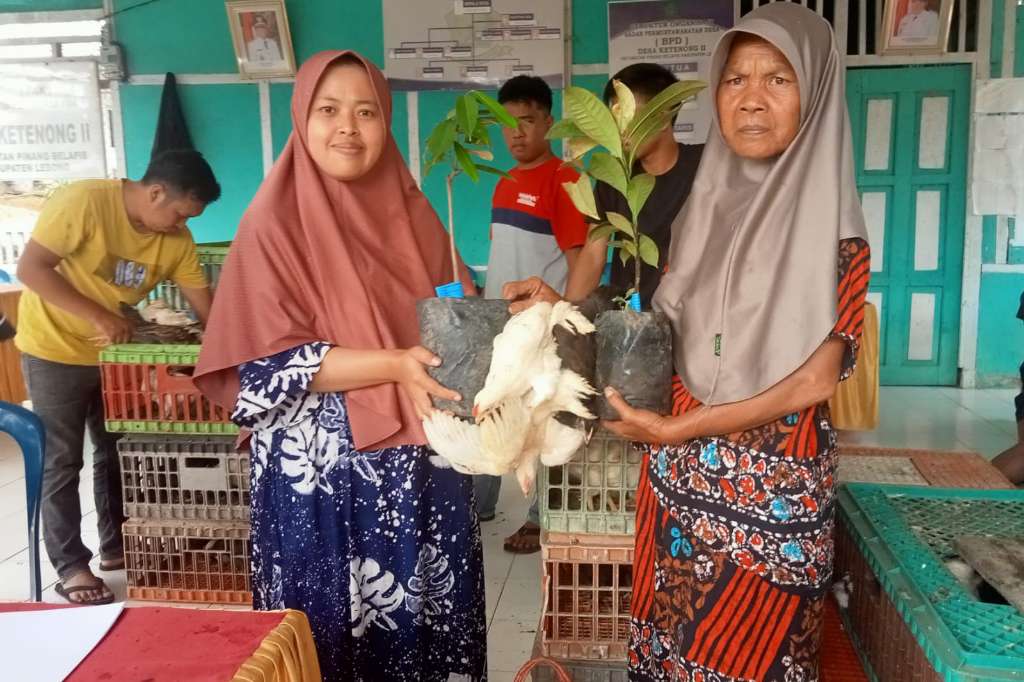 Bulan Ramadhan, Pemdes Ketenong Ii Bagikan Ayam Kampung Dan Bibit Pohon