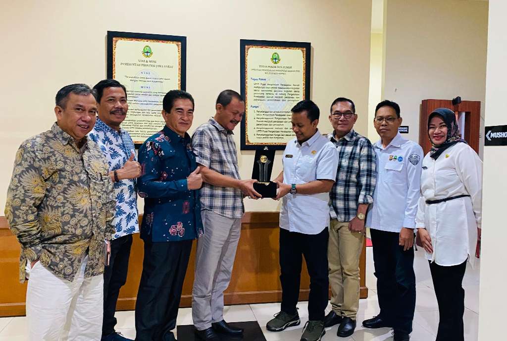 Anggota Komisi 2 Dprd Provinsi Bengkulu Sedang Mengunjungi Kantor Samsat Kota Depok
