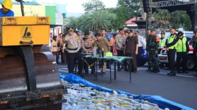 Operasi Ketupat Semeru 2024, Polres Blitar Kota Hancurkan Hampir 2.000 Botol Miras