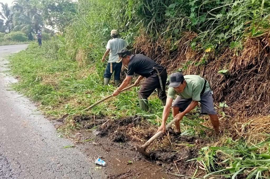 Masuki Hari Raya, Jajaran Desa Karang Dapo Atas Bersihkan Ruas Jalan Curup-Muara Aman
