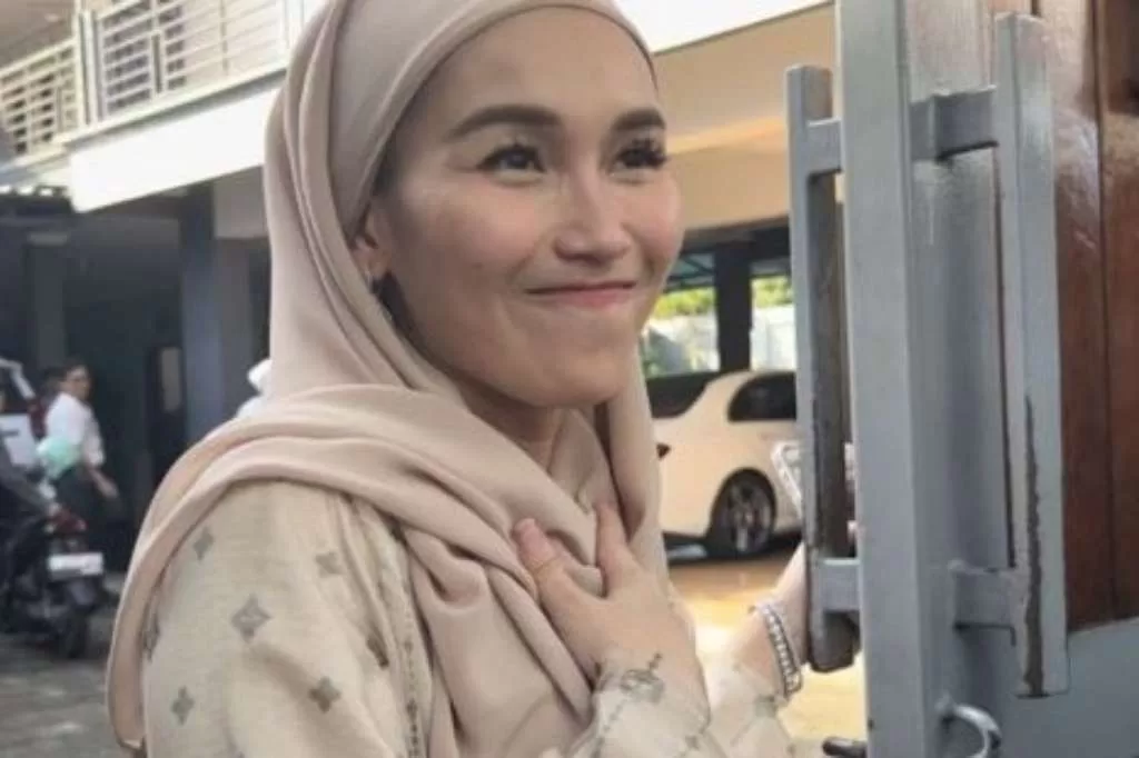 Sedang Dinas, Penyanyi Dangdut Ayu Ting Ting Rayakan Idul Fitri Tanpa Sang Kekasih