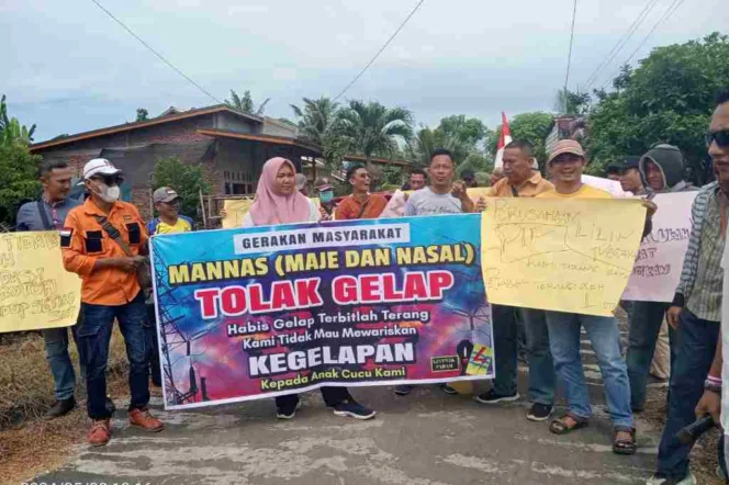 
Masyarakat Maje dan Nasal (Mannas) Menggelar Aksi Damai di Depan Kantor ULP PLN Bintuhan, Tuntut Ganti Rugi