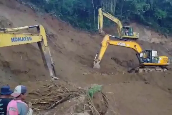 
					3 Alat Berat Pemprov Bengkulu Langsung Ditugaskan Bersihkan Material Longsong Sekaligus Membuka Akses Jalan