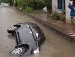 Banjir Mulai Hantui Kota Bengkulu, Mobil Avanza Tenggelam Nyemplung Got