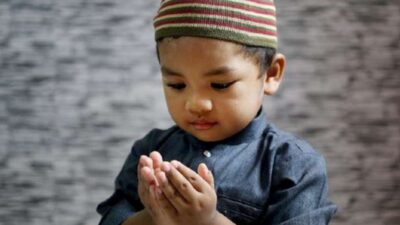 Ajarkan Doa Harian Ini Untuk Anak Muslim Saat Turun Hujan
