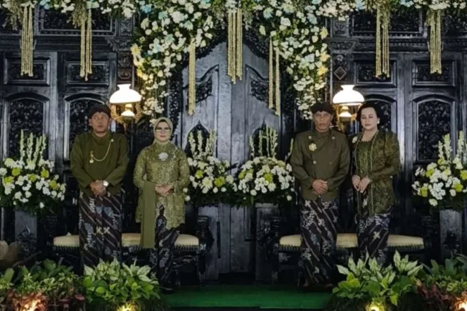 
Bupati Blitar Hj Rini Syarifah (kiri) bersama ketua DPRD kab Blitar Suwito (kanan) mengikuti prosesi Pisowanan Ageng