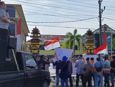 Puluhan Massa Mengatasnamakan Masyarakat Pejuang HAK Melakukan Aksi Didepan Polda Bengkulu, Suarakan Banyak PR Kapolda Lama