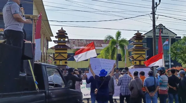 Puluhan Massa Mengatasnamakan Masyarakat Pejuang HAK Melakukan Aksi Didepan Polda Bengkulu, Suarakan Banyak PR Kapolda Lama