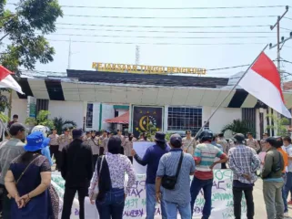 Masyarakat Pejuang HAK Saat Aksi Unjuk Rasa di Depan Kantor Kejati Bengkulu 