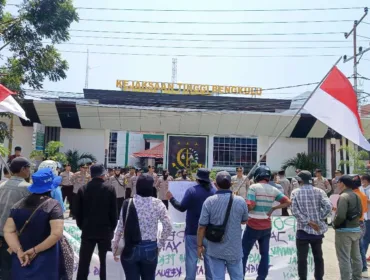 Masyarakat Pejuang HAK Saat Aksi Unjuk Rasa di Depan Kantor Kejati Bengkulu 