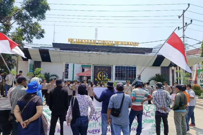 
					Masyarakat Pejuang HAK Saat Aksi Unjuk Rasa di Depan Kantor Kejati Bengkulu 