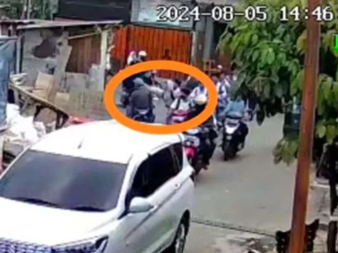 
					Tangkapan Layar CCTV, Terlihat Seorang Pelajar Melakukan Pembacokan Menggunakan Penggaris Besi (Foto: Hum.Polres Metro Jakarta Barat)