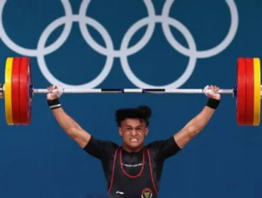 Rizki Juniansyah Sumbang Emas Pertama Indonesia di Olimpiade Angkat Besi