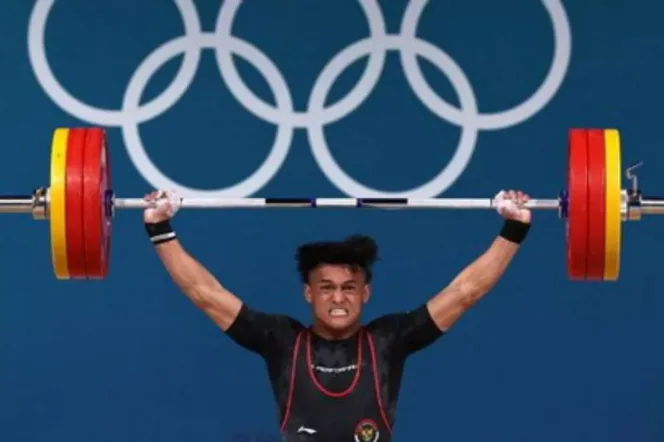 
Rizki Juniansyah Sumbang Emas Pertama Indonesia di Olimpiade Angkat Besi