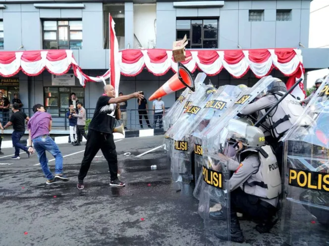 
Simulasi Sistem Pengamanan Pilkada 2024 di Lapangan Hijau Polres Metro Jakarta Barat