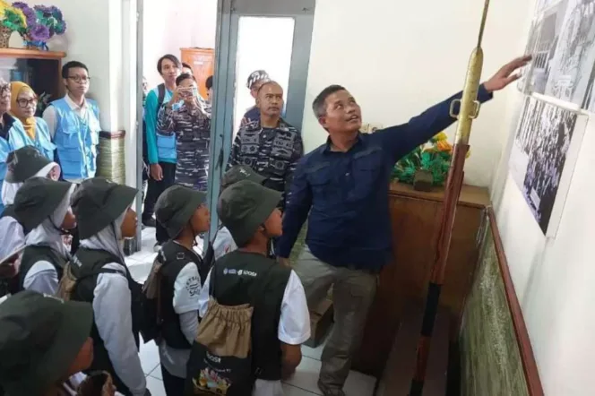 
					Pj walikota Dadang Somantri Bersama Para Murid SD Berwisata Sejarah