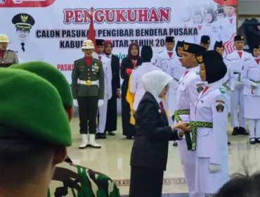 Bupati Blitar Hj Rini Syarifah Menyematkan Atribut Paskibra Secara Simbolis Pada Perwakilan