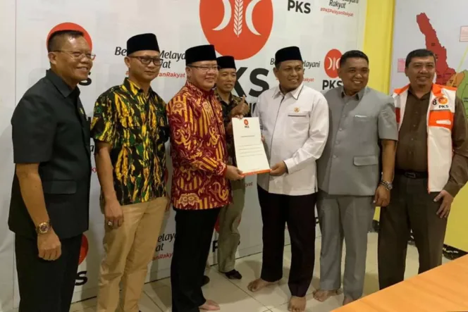 
Rohidin Mersyah Saat Menerima B1KWK Untuk Pilkada 2024 Dari Partai PKS