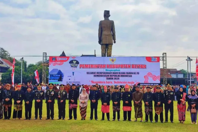 
Bupati Rini Syarifah Didampingi Ketua DPRD, Suwito, Bersama Jajaran Forkopimda Foto Bersama Usai Upacara Peringatan HUT RI ke-79