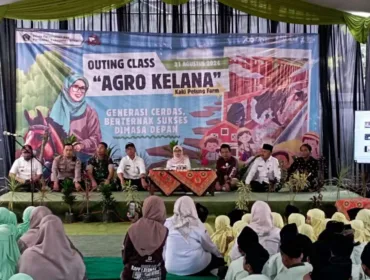 Bupati Blitar Hj Rini Syarifah (tengah) Bersama Forkopimcam Dalam Acara Outing Class Agro Kelana