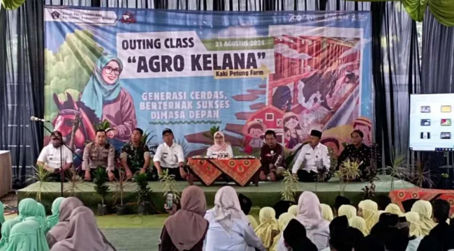 Bupati Blitar Hj Rini Syarifah (tengah) Bersama Forkopimcam Dalam Acara Outing Class Agro Kelana