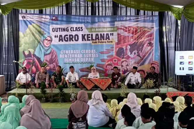 
					Bupati Blitar Hj Rini Syarifah (tengah) Bersama Forkopimcam Dalam Acara Outing Class Agro Kelana