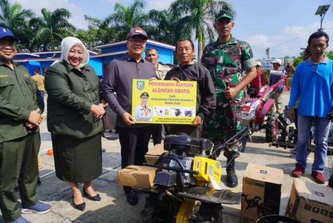 
					Tingkatkan Produktivitas Pertanian di Seluma, Gubernur Rohidin Serahkan Bantuan Alsintan