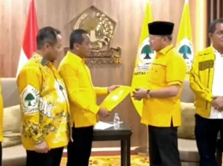 Bahlil Lahadalia Serahkan Formulir B1KWK Kepada Rohidin Mersyah di Kantor DPP partai Golkar, Minggu (25/8/24) Malam.