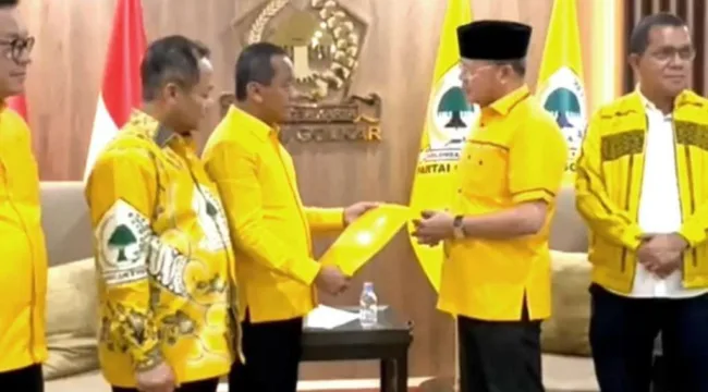 Bahlil Lahadalia Serahkan Formulir B1KWK Kepada Rohidin Mersyah di Kantor DPP partai Golkar, Minggu (25/8/24) Malam.