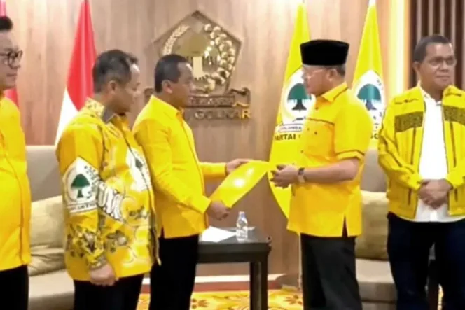 
Bahlil Lahadalia Serahkan Formulir B1KWK Kepada Rohidin Mersyah di Kantor DPP partai Golkar, Minggu (25/8/24) Malam.