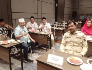 Terlihat Ketua DPD Gerindra Bengkulu, Soeharto, Duduk Didepan Ketua DPW PDIP Bengkulu, Elva Hartati Dalam Sebuah Acara Bersama Pasangan Helmi-Mian