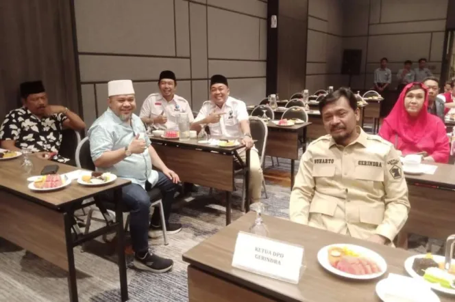 
					Terlihat Ketua DPD Gerindra Bengkulu, Soeharto, Duduk Didepan Ketua DPW PDIP Bengkulu, Elva Hartati Dalam Sebuah Acara Bersama Pasangan Helmi-Mian