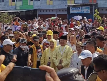 Pasangan Rohidin Mersyah - Meriani Dikepung Massa Pendukung Saat Tiba di Kantor KPU Provinsi Bengkulu 