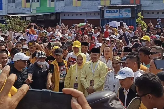 
Pasangan Rohidin Mersyah - Meriani Dikepung Massa Pendukung Saat Tiba di Kantor KPU Provinsi Bengkulu 